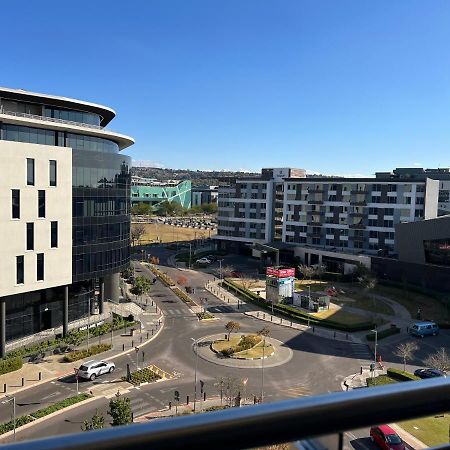 519 Menlyn Maine Trilogy Apartment Pretoria Bagian luar foto