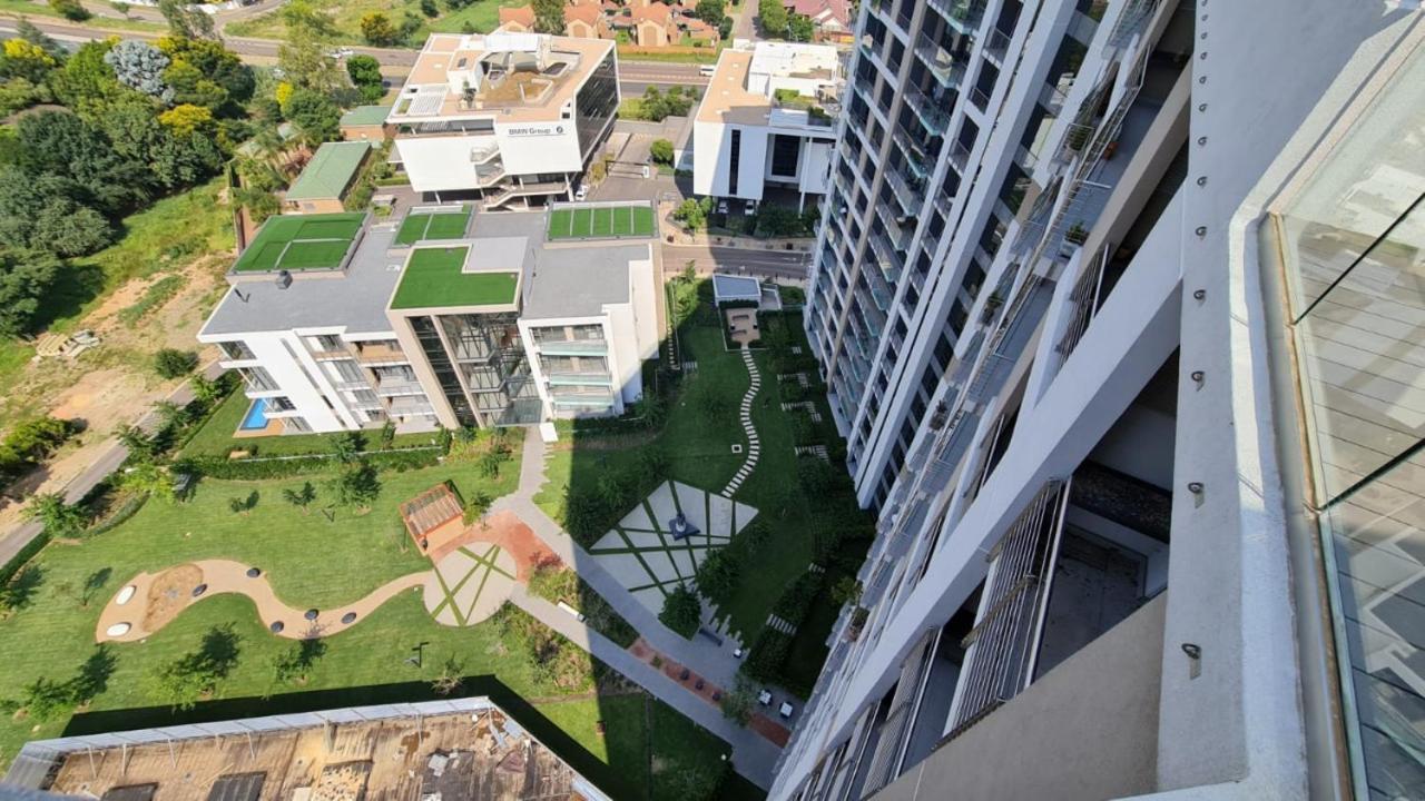 519 Menlyn Maine Trilogy Apartment Pretoria Bagian luar foto