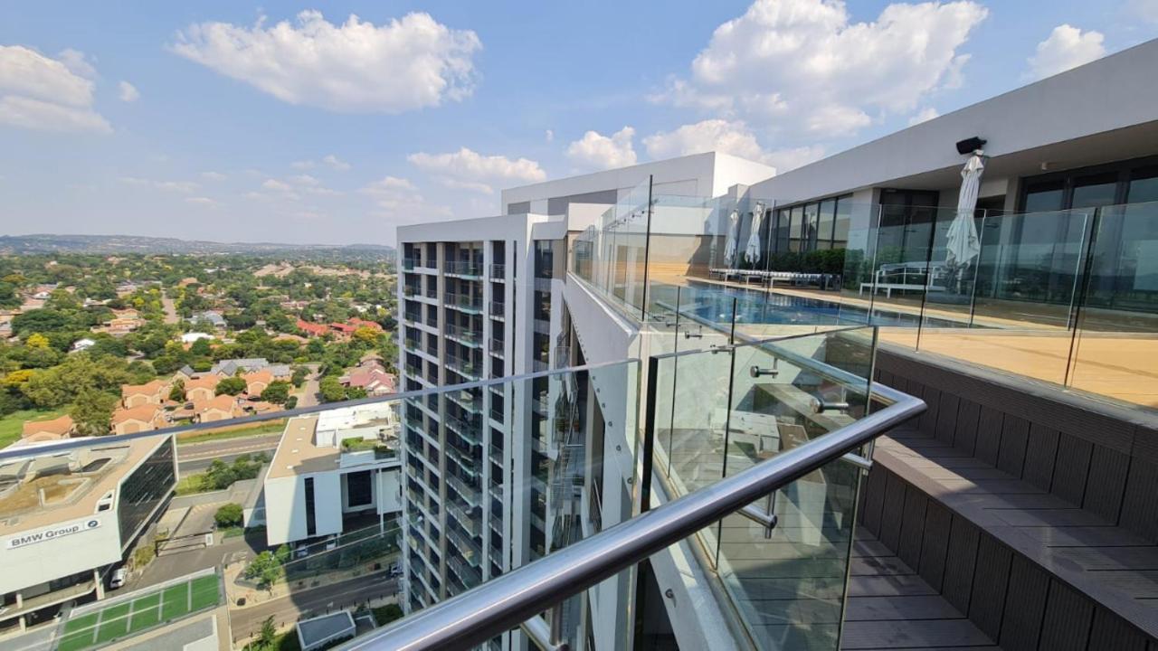 519 Menlyn Maine Trilogy Apartment Pretoria Bagian luar foto