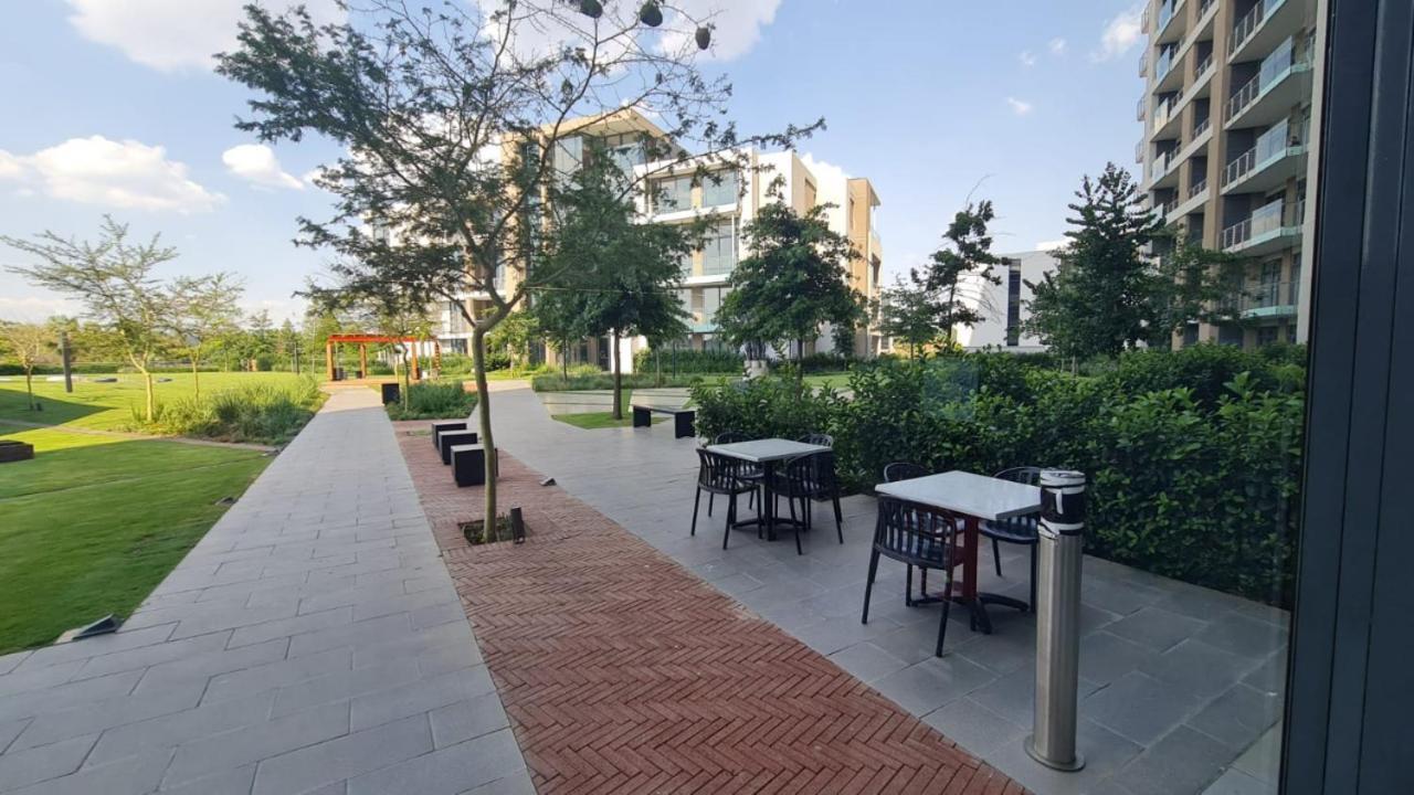 519 Menlyn Maine Trilogy Apartment Pretoria Bagian luar foto