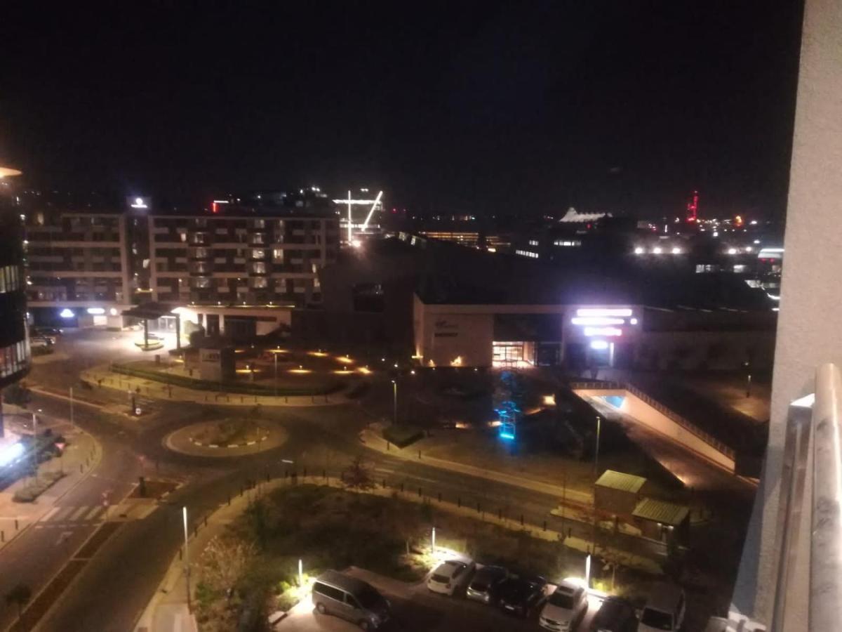519 Menlyn Maine Trilogy Apartment Pretoria Bagian luar foto