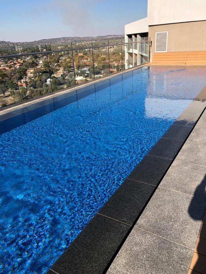 519 Menlyn Maine Trilogy Apartment Pretoria Bagian luar foto