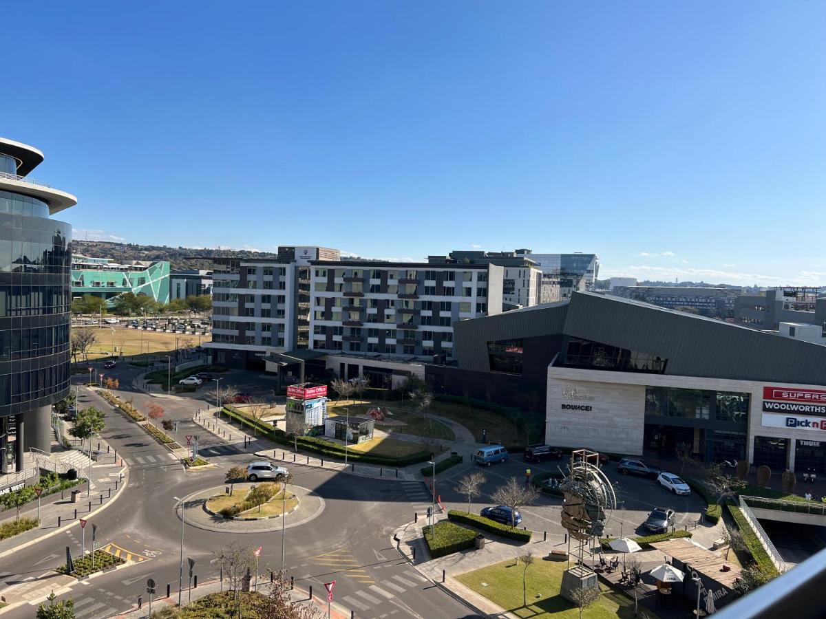 519 Menlyn Maine Trilogy Apartment Pretoria Bagian luar foto